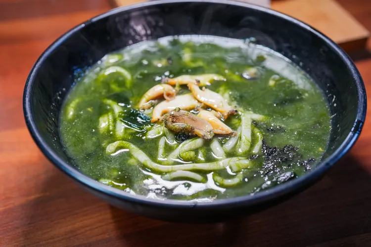 散發濃郁海味的海螺鮑魚刀削麵。田欣雲攝影