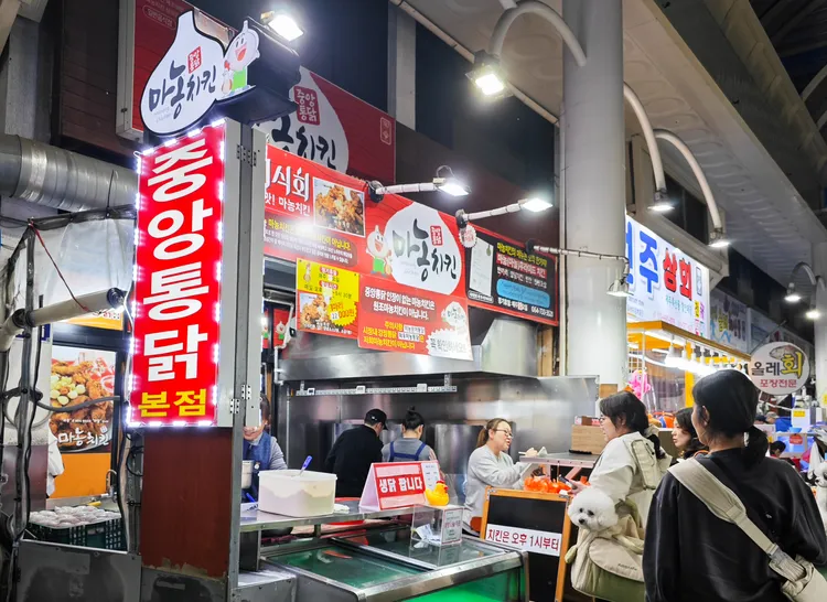 Manong Chicken採現點現炸，下單後要等待十分鐘左右。田欣雲攝影