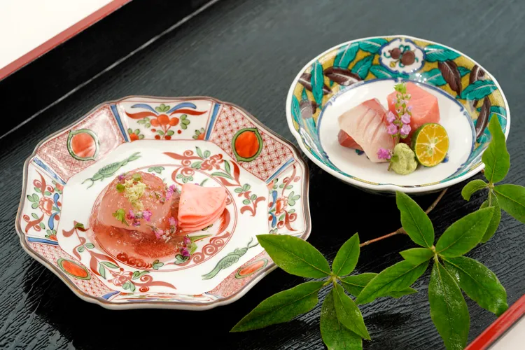 向付「旬魚 刺身」、「真鯛 蕪菁」。業者提供