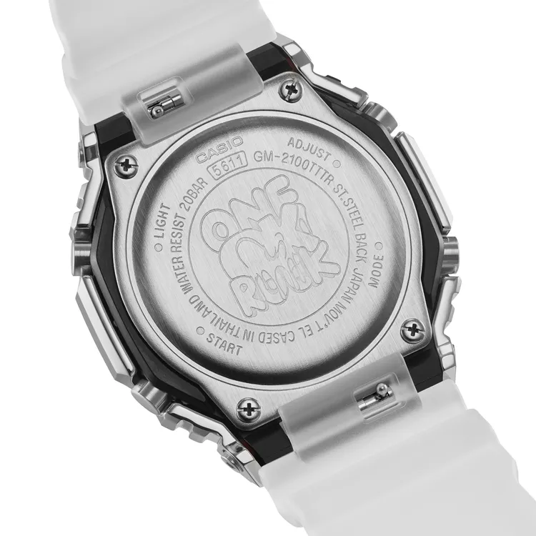 背蓋飾有樂團御用的瑞典藝術家Emil打造的ONE OK ROCK logo。品牌提供