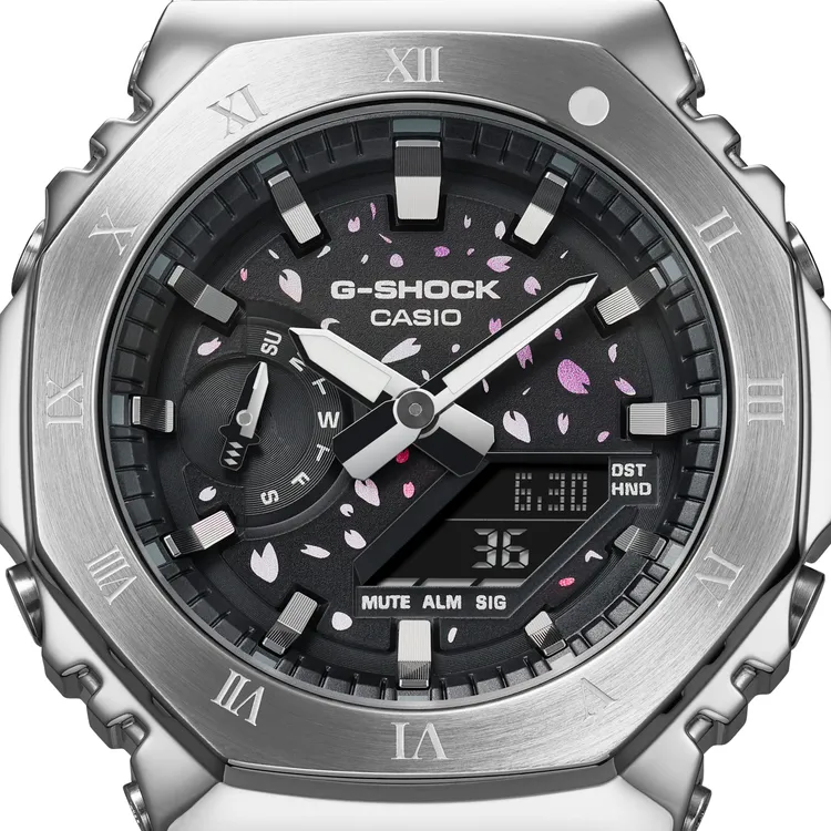 錶盤飾有細膩櫻花漸變花瓣，9點鐘位置的小錶眼則以武士刀為靈感。品牌提供