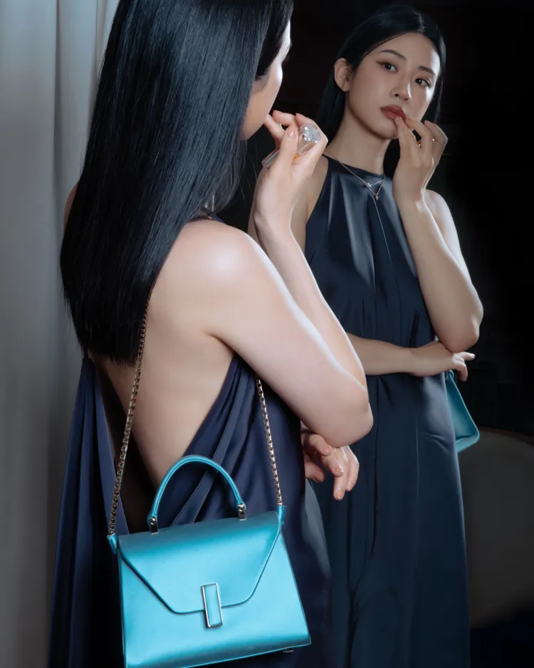 夜晚放風趙岱新選擇霧藍色緞面Iside Mini包。品牌提供