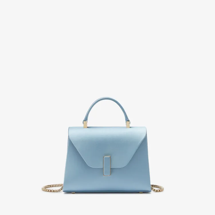 Iside霧籃色緞面手提肩背包，13萬1100元。品牌提供