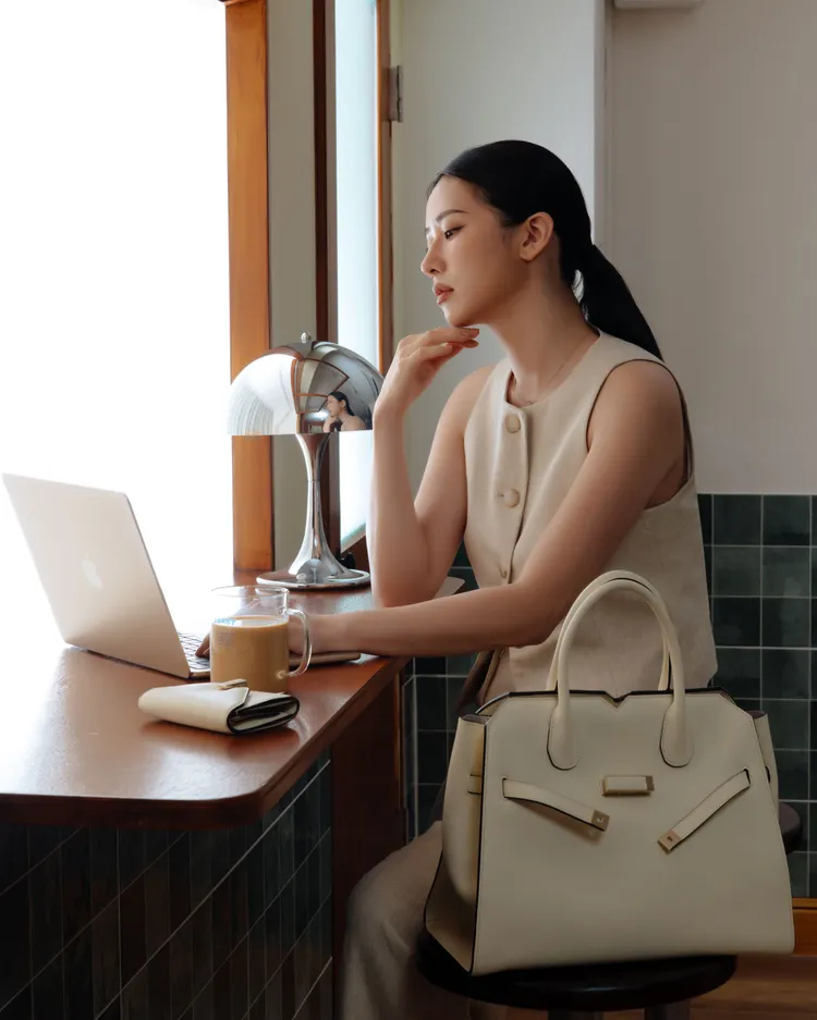 趙岱新工作時選擇設計靈感來自極簡建築語彙的Milano包。品牌提供