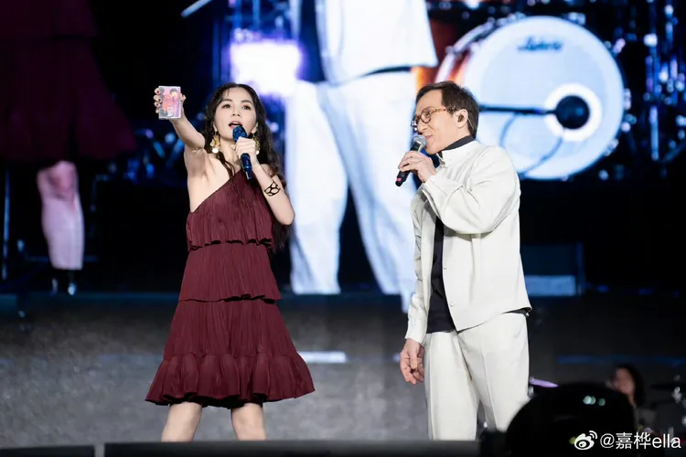 Ella（左）秀出卡帶自稱鐵粉。圖／摘自微博