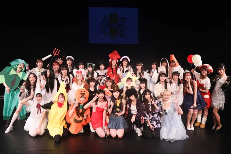 女孩們在猜拳大會玩變裝，爭奇鬥豔超吸睛。圖／好言娛樂提供