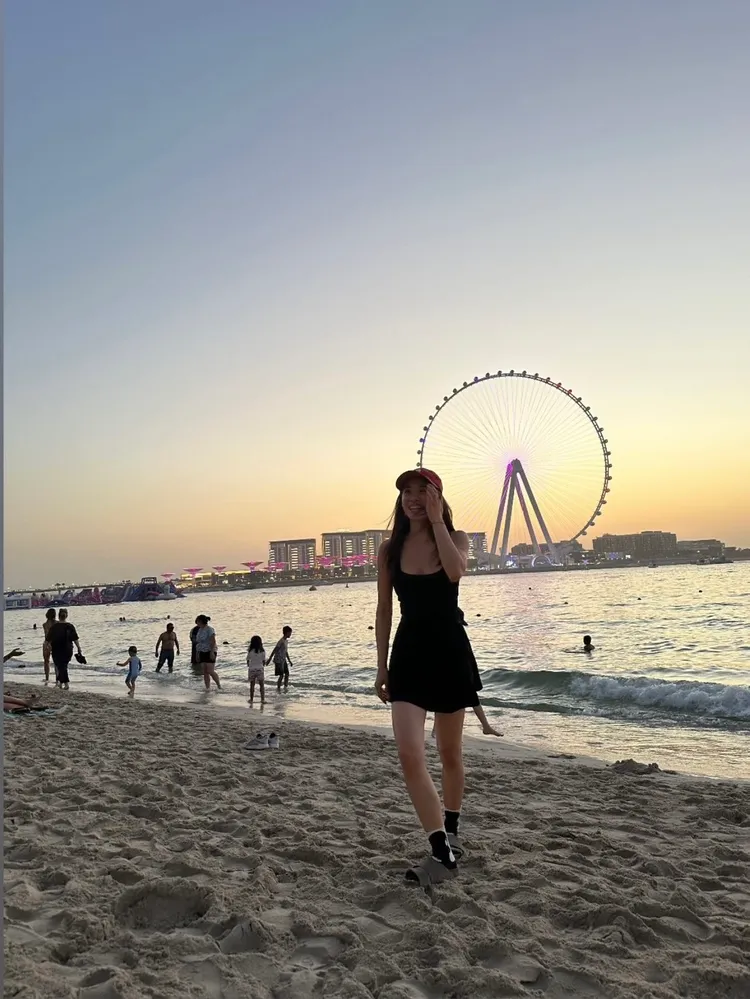 蔡依林在杜拜沙灘漫步。翻攝蔡依林IG