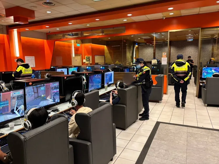 八德警方臨檢網咖。八德警分局提供