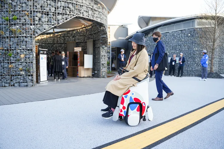 UNI-ONE高度可調整，讓使用者在與人互動時不需仰視或俯視。田欣雲攝影