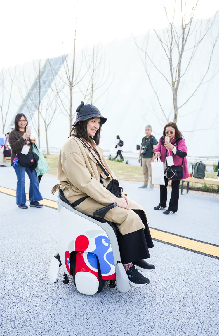 只需要稍微傾斜身體、改變重心，即可操控UNI-ONE移動。田欣雲攝影