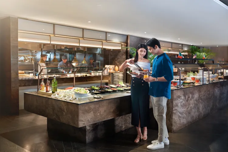 台北新板希爾頓悅市集自助餐廳以創意手法詮釋精緻料理，定期更換美食主題以滿足消費期待感與味蕾。凱撒飯店連鎖提供