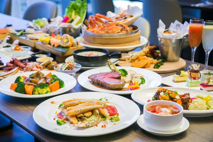 凱撒聯合自助餐券可於指定飯店台北凱撒Checkers自助餐廳、台北凱達百宴自助餐廳與台北新板希爾頓悅市集自助餐廳擇一使用。凱撒飯店連鎖提供