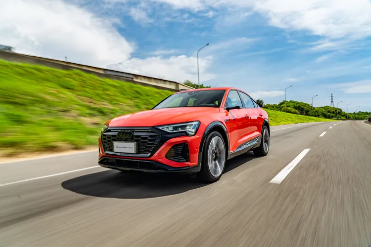 Audi Q8 e-tron提供50 quattro與55 quattro兩種動力選擇，最大電池容量分別提升至95 kWh與114 kWh，最大輸出分別達 340 PS 與 408 PS。原廠照片