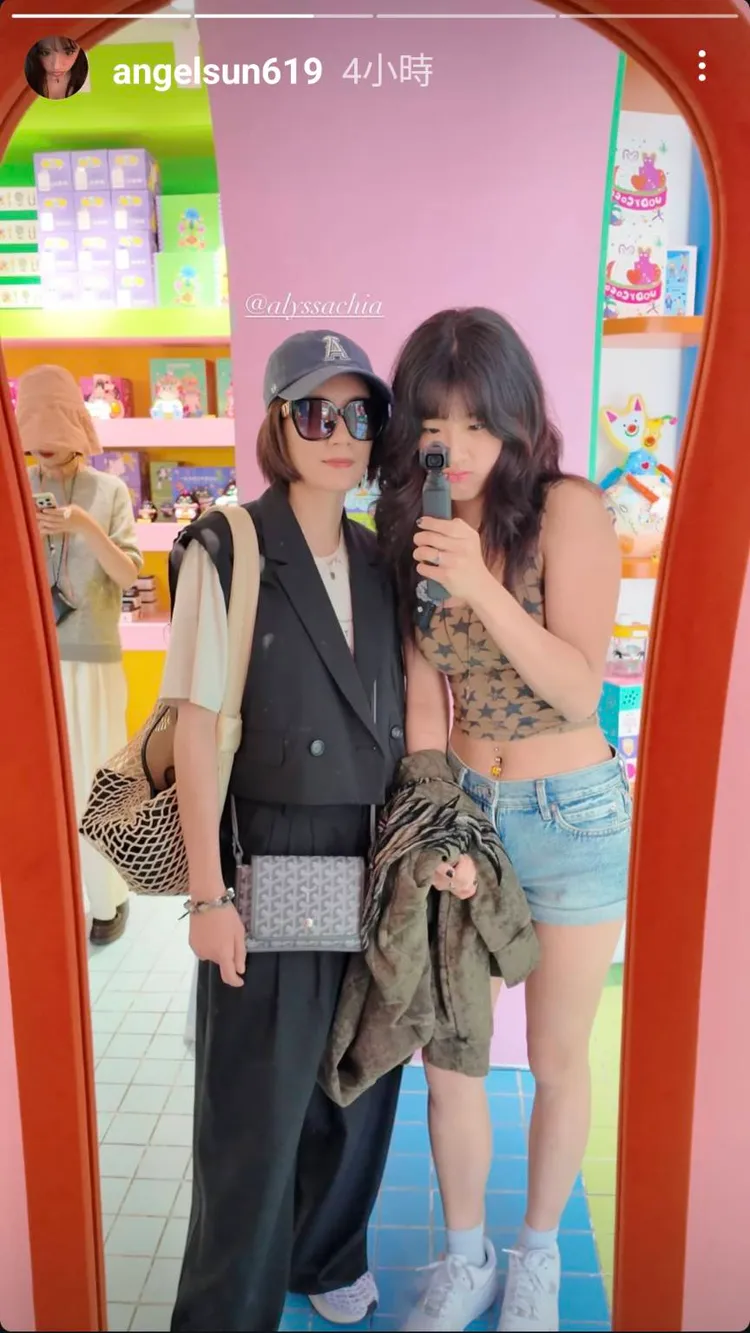 梧桐妹曬出與媽媽賈靜雯逛街照。翻攝自梧桐妹IG