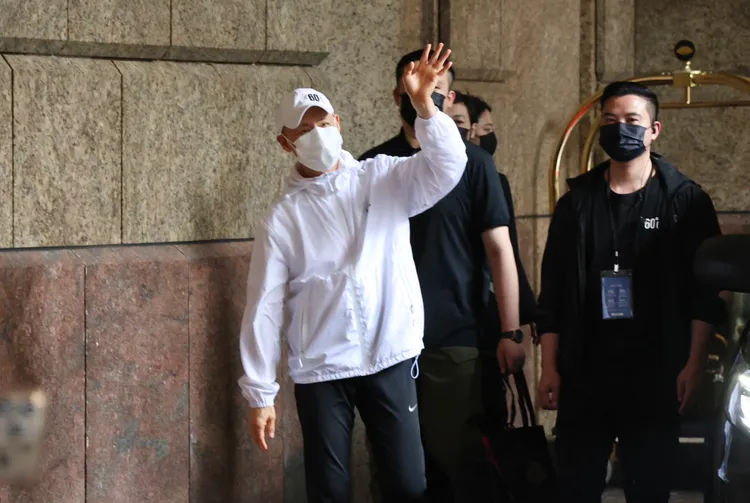 張學友離開下榻飯店，看到眾多粉絲守候，顯得相當開心。莊宗達攝