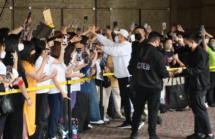 張學友親民地一一與粉絲握手、擊拳。莊宗達攝