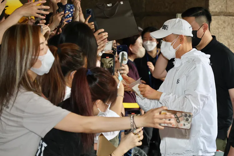 粉絲把握機會近距離與張學友互動。莊宗達攝