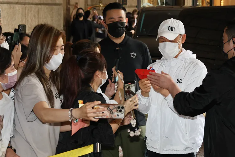 張學友停留仔細看粉絲的卡片。莊宗達攝