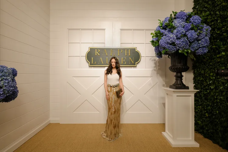 鄭秀晶是以合身背心搭配留宿亮片裙秀出玲瓏曲線。品牌提供