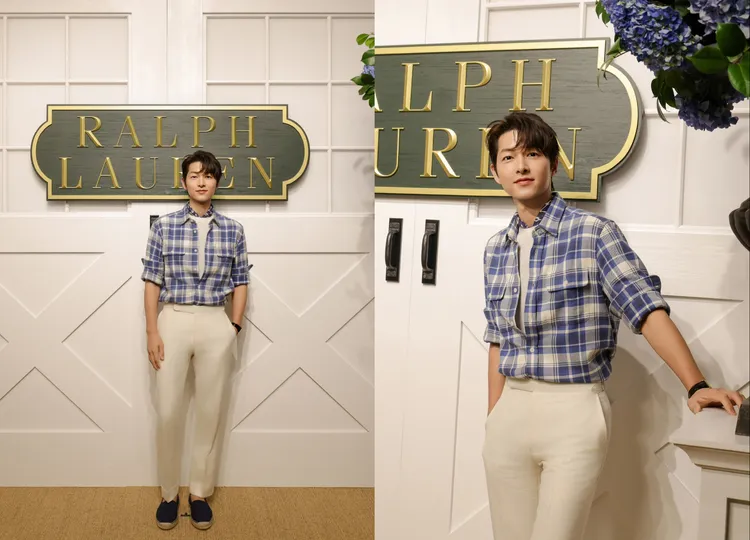 宋仲基將藍色格紋襯衫搭配白色西裝褲，造型顯得一派輕鬆。品牌提供