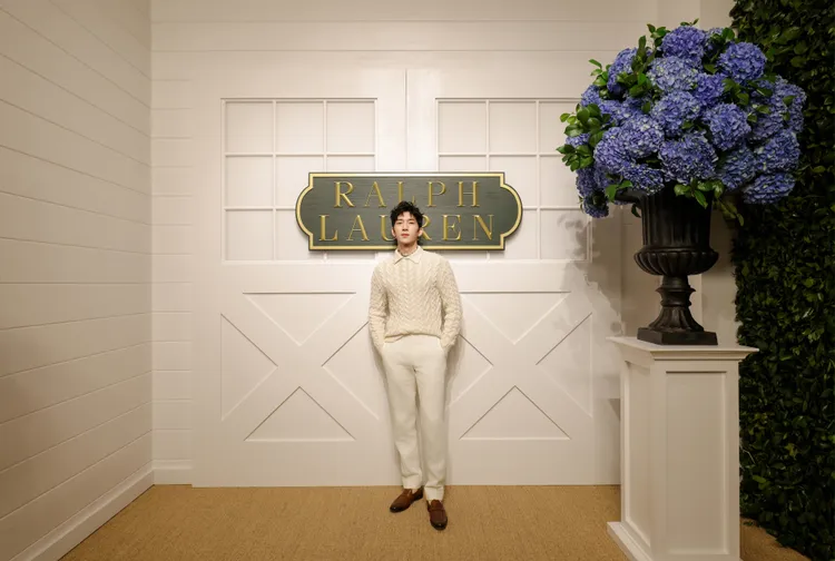 井柏然換上麻花針織Polo衫、白褲，更有一絲貴族型男樣。品牌提供