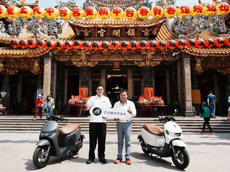 宏佳騰特別捐贈2台美型電車Ai-3予大甲鎮瀾宮，助廟方落實低碳運輸，邁向綠能轉型。業者提供