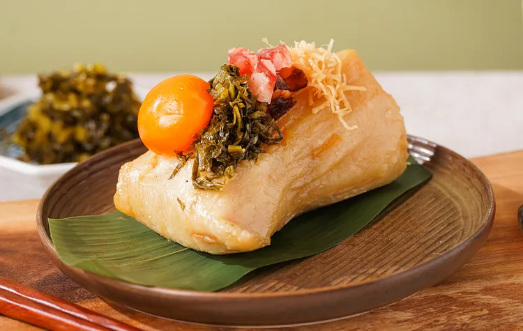 台南遠東香格里拉，今年粽袋由主廚精選「金絲蛋黃菜飯粽」，汲取上海經典菜飯的靈感，淡淡鮮甜、滋味絕妙，單顆售價298元。業者提供