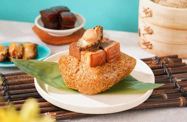 台南遠東香格里拉，今年粽袋由主廚精選「鮑魚紅燒肉極品粽」，特將上海名菜紅燒肉改編，入口可品嚐到鮑魚海味與經典滬式紅燒肉完美結合，甜鹹平衡、層次分明，單顆售價428元。業者提供