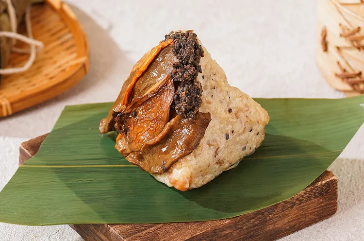 台南遠東香格里拉，今年粽袋由主廚精選「松露蕈菇五穀粽」，奢華松露搭配多款蕈菇的黃金比例，蔬食者首選的極致粽味，單顆售價328元。業者提供