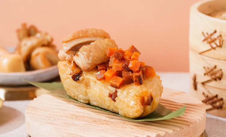 台南遠東香格里拉，今年粽袋由主廚精選「烏金御品麻油雞粽」，以香濃烏魚子丁跟麻油雞海陸雙拼，是不容錯過的極致養生香粽，單顆售價328元。業者提供