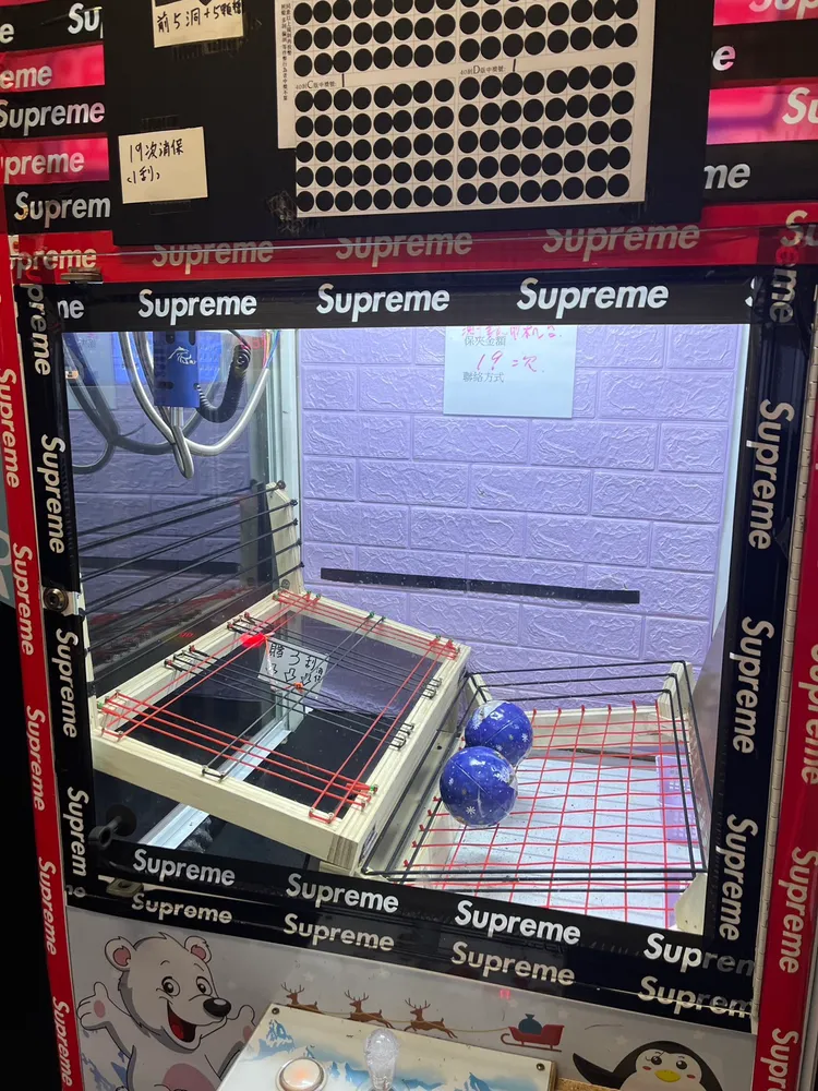 夾娃娃機台也被改裝成球類賭博機台。翻攝畫面