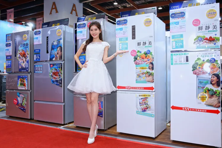 奇美「328公升變頻雙門電冰箱(UR-B330VB)」具備獨家專利「魔術變溫空間」技術，精準控溫，滿足不同食材的最佳保存需求。