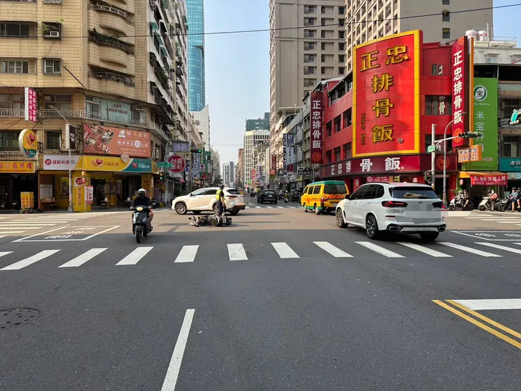 70歲周男騎機車險些被劉翁撞到，他急煞連人帶車跌倒。翻攝照片