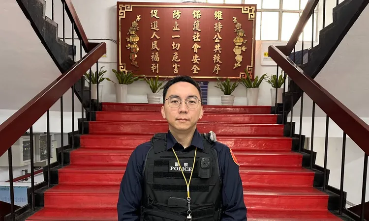 木柵派出所警員景建燁耐心解說後戳破詐團伎倆，也保住唐翁的200萬積蓄。警方提供