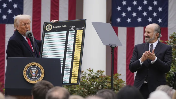 當川普宣布關稅新制時，商務部長盧特尼克（右）搶盡鋒頭。美聯社