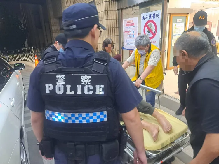 老翁順利就醫。龍潭警分局提供