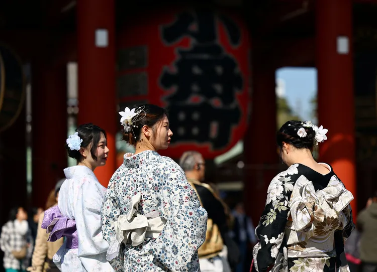 東京淺草穿和服的外國遊客。路透