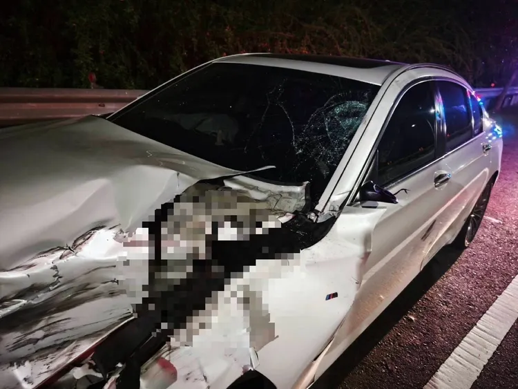 自小客碰撞機車、電動二輪車，造成1死2傷。翻攝畫面