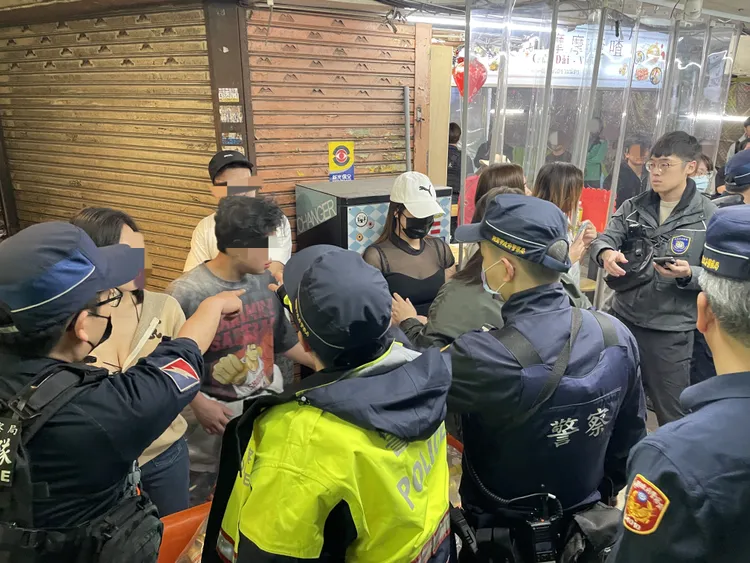 中壢警分局上周末執行「雷霆除暴專案」擴大臨檢勤務。警方提供