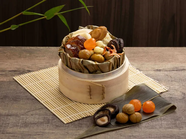 高雄日航酒店「桃泉中餐廳」推出重達1公斤，經典港式「桃泉頂粵裹蒸粽」，單顆定價528元。業者提供