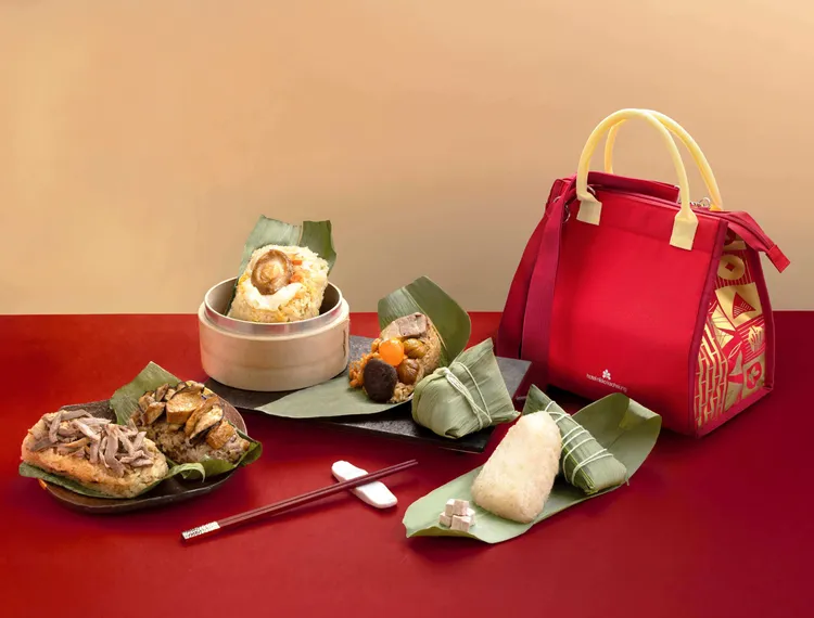 「桃泉香粽禮袋」採兩用背帶設計，內層具備保冰保鮮功能，既時尚又環保，內含五款獨家口味粽品。業者提供