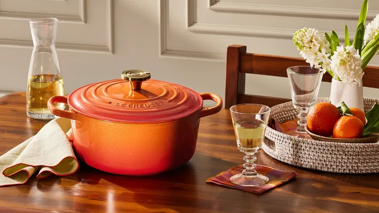 LE CREUSET百周年_LE CREUSET不僅止是安放櫥櫃內的烹調工具，而是能自豪地展示在居家空間的珍品，彰顯個性化的獨特品味。其非凡美學與卓越性能收穫全球性的青睞與喜愛