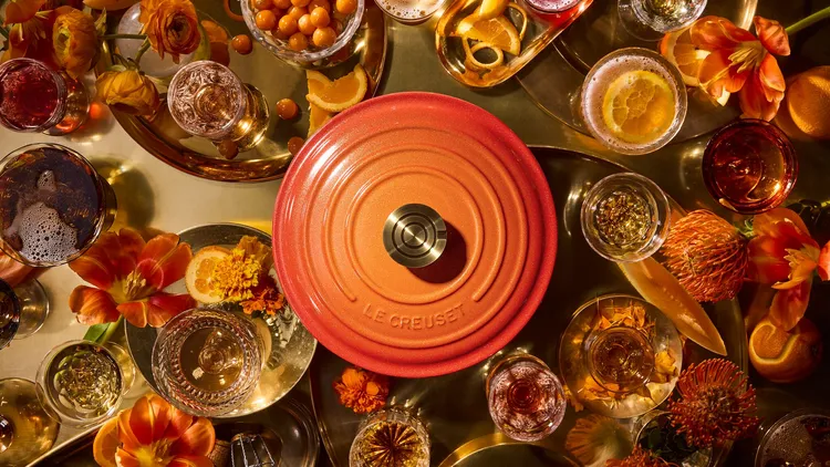 LE CREUSET百周年_作為奠定品牌基礎的經典色，如今迎來全新的現代演繹，秉持百年來的創新精神與前瞻設計，LE CREUSET呈獻璀璨革新之作「流金火焰橘」
