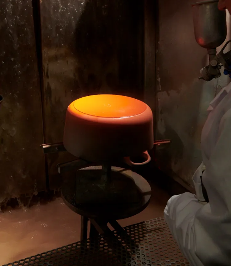 LE CREUSET百周年_作為餐廚界的頂尖指標，LE CREUSET堪稱色彩開發的先驅，自品牌創立之初，工匠們便大膽突破業界常規，從純粹濃郁的多元色調至獨特精巧的漸層質感，將無與倫比的鮮豔色彩設計帶入廚房，使鍋具瓷器成為時尚風格的象徵與值得珍藏的獨特