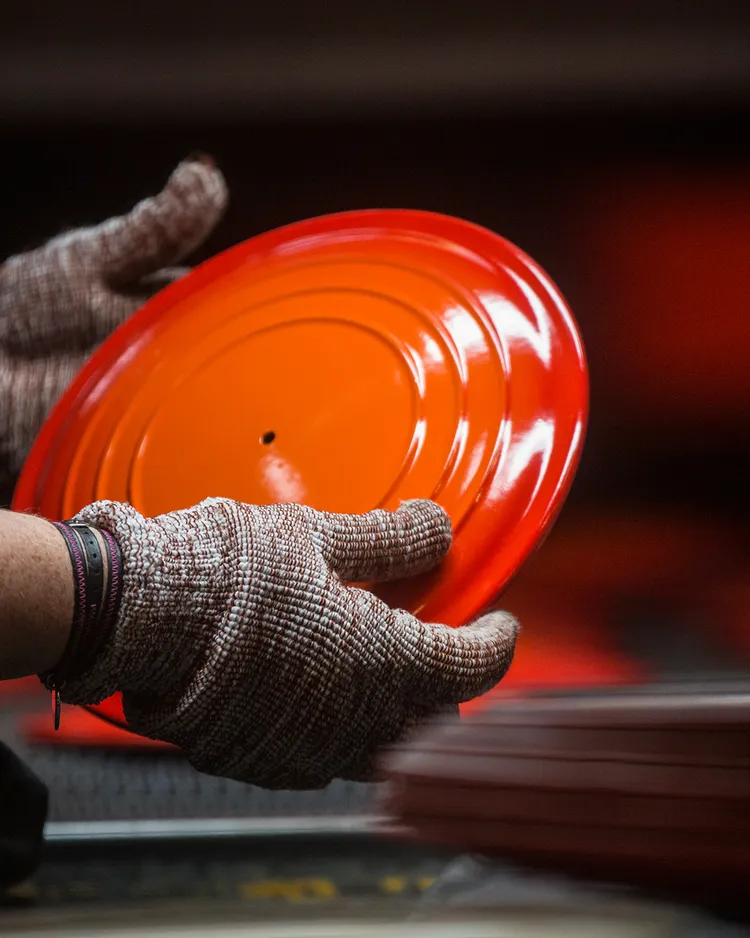 LE CREUSET百周年_從樸實無華的起點到成為全球經典，LE CREUSET迎來百年創新與工藝傳承的輝煌時刻。