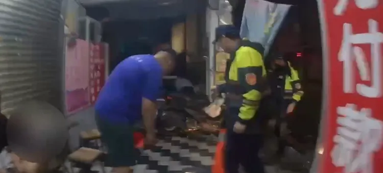 警方到場後在黃男車內發現俗稱「喪屍菸彈」的依托咪酯煙彈。翻攝照片