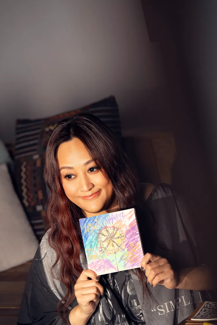 家家親自手繪新歌《月不落》視覺。圖／相信音樂提供