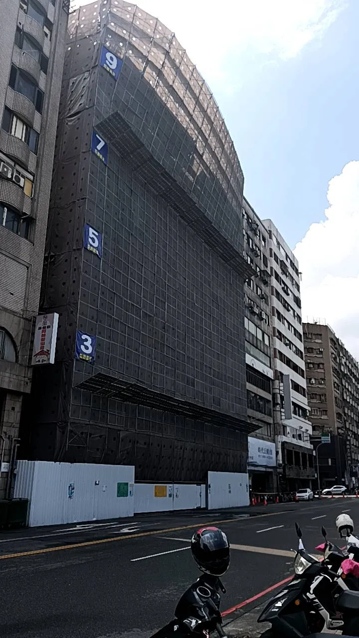 台中公園旁大樓鷹架傾斜。民眾提供