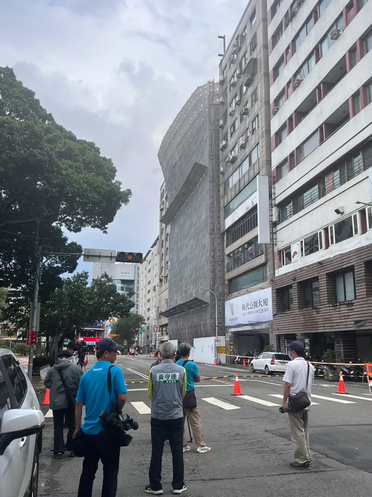 中區公園路大樓鷹架傾斜，警方封路警戒中。民眾提供