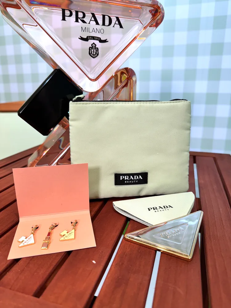 活動期間依據不同消費條件與時間，可獲得三角隨身鏡、吊飾、雙層化妝包等贈禮。張家玲攝